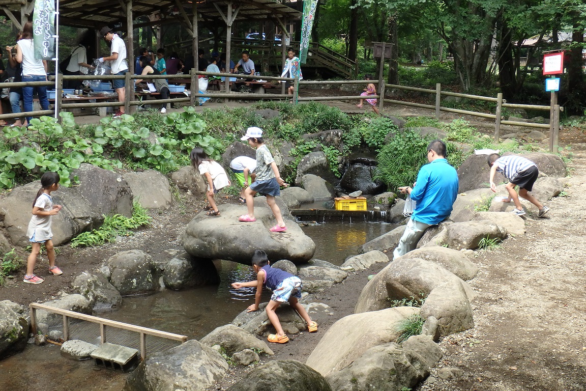 ヤマメのつかみ取り