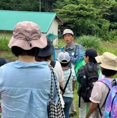 夏休み子ども環境教室8月1日開催の様子① 自己紹介を兼ねて、今日のテーマを参加者と確認しながら話しているシーン