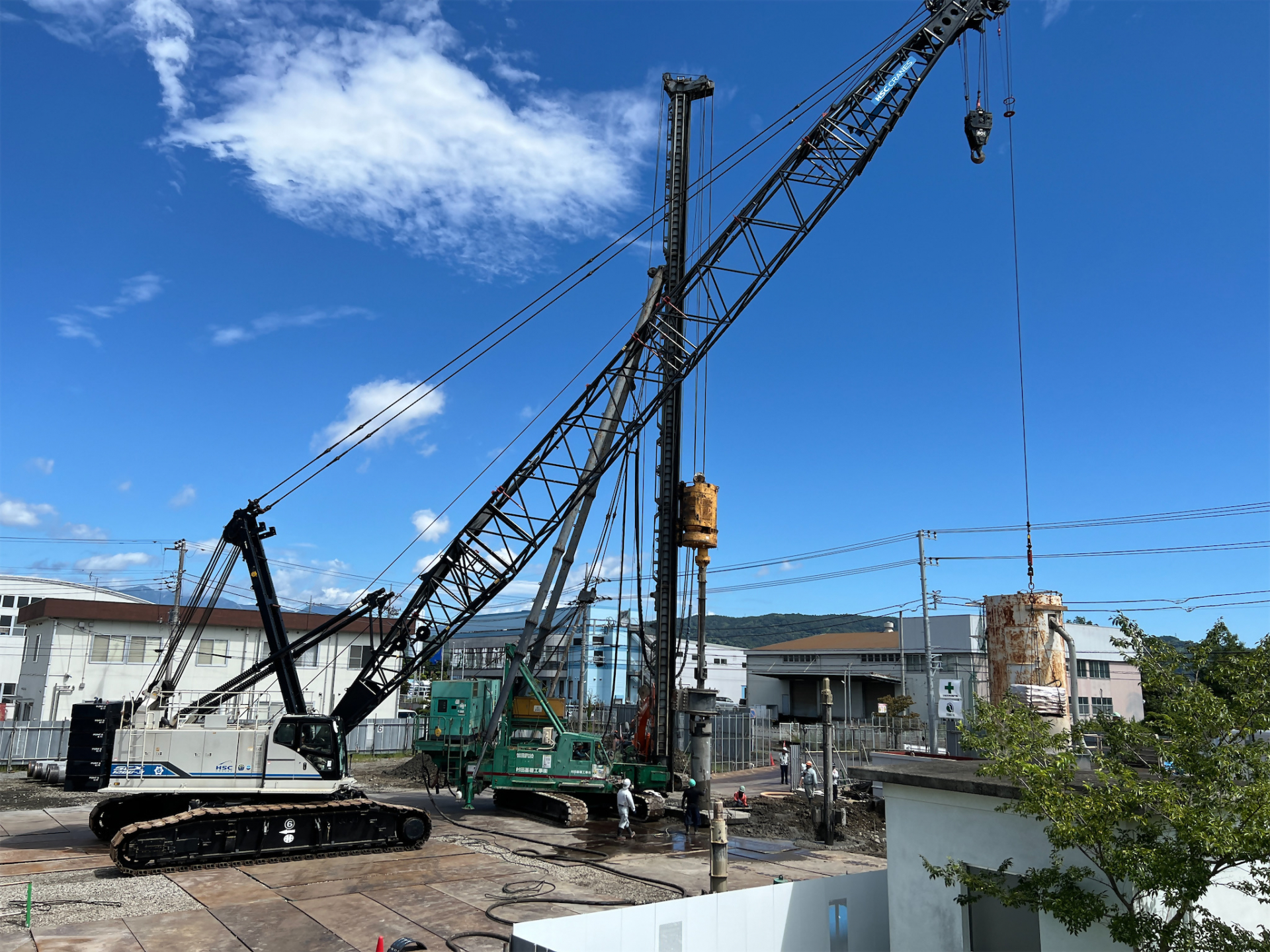 試験杭建込みの様子(東側前面道路側から撮影)
