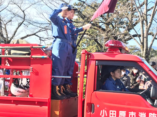 消防出初式で女性消防団が分列行進に参加している様子