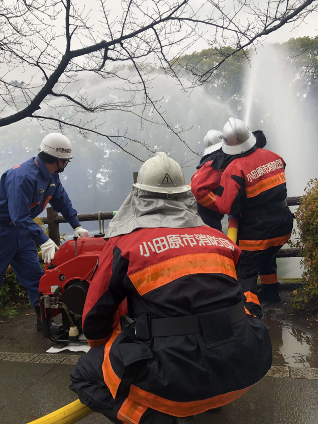 消防出初式で消防団が放水している様子