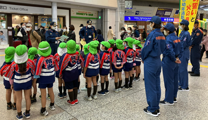 秋季火災予防運動期間において小田原駅で幼年消防クラブの子どもが整列している様子
