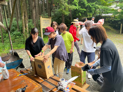 女性消防団が自主活動として野外学習をしている様子