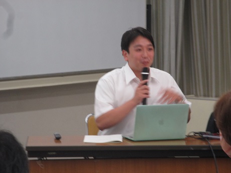 講師：飯山智史氏の写真