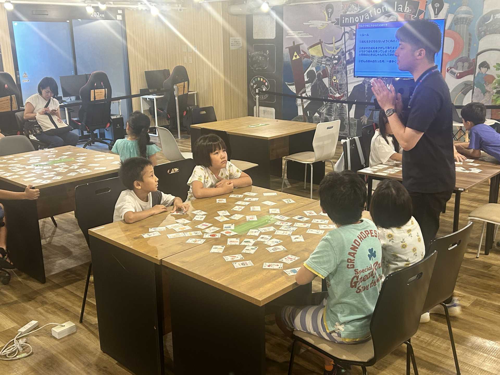 省エネかるたで勝負！明日からできるSDGsを楽しく学ぼう（小田原ガス株式会社）の様子