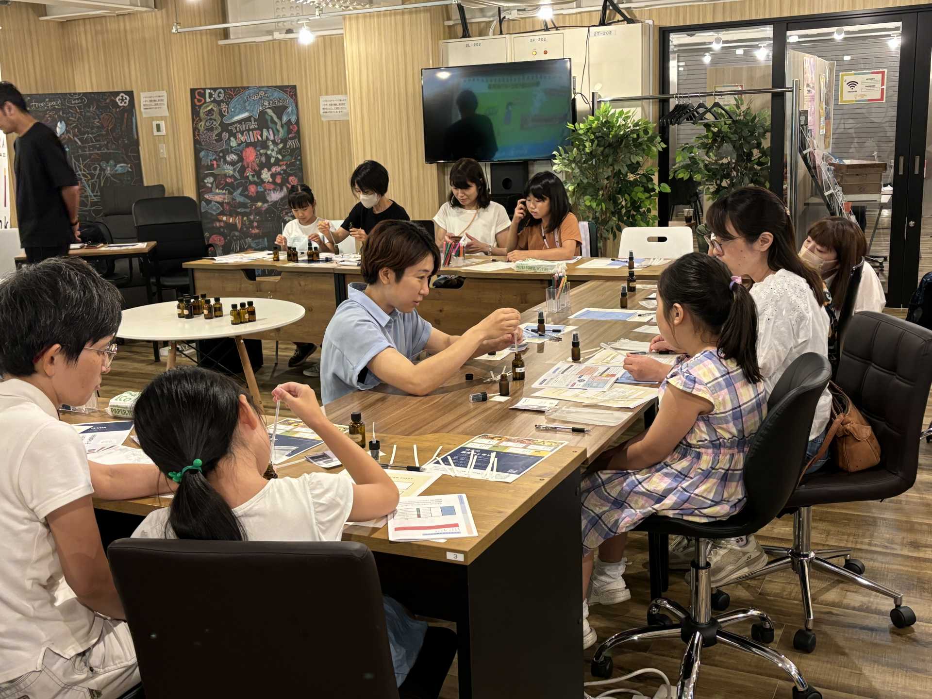 SDGs調香ワークショップ（株式会社明日葉）の様子