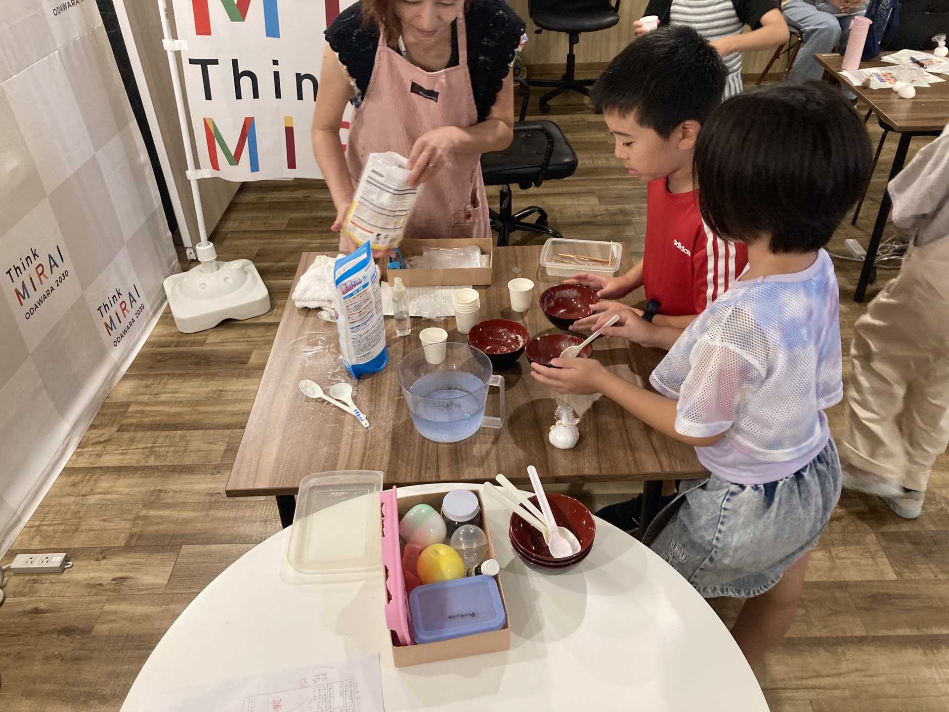 シュワシュワ入浴剤を作ろう（エコロジカルコミュニティあおいほし）の様子