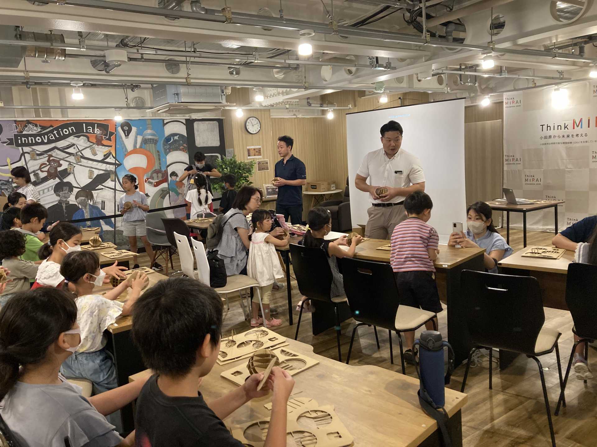 環境にやさしいダンボールで、作って！遊んで！学ぼう！（株式会社トヨコン）の様子