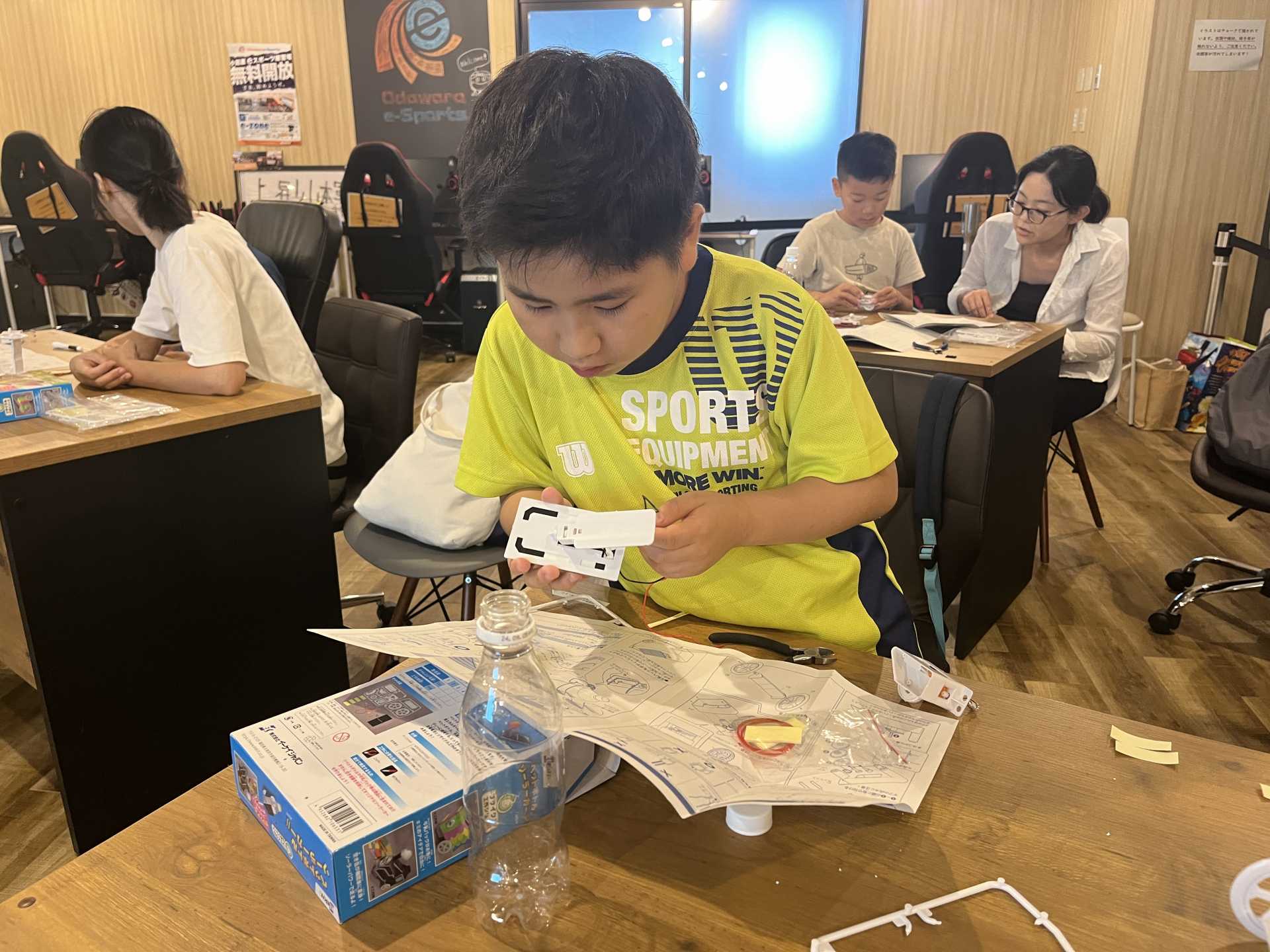 ソーラーミニカー制作体験＆電気自動車を通じて学ぶSDGs（株式会社REXEV）の様子