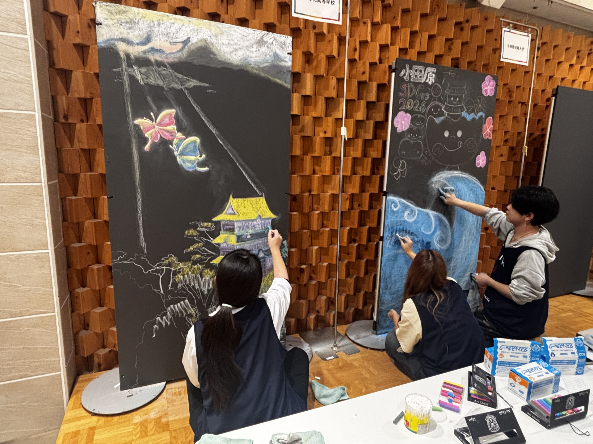 ライブチョークアートを制作している様子