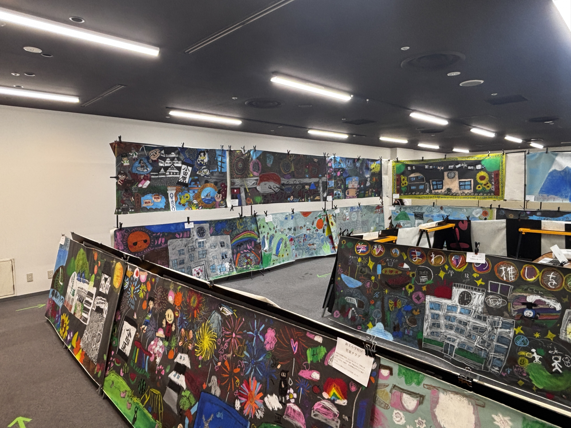 放課後児童クラブ作品を展示している様子