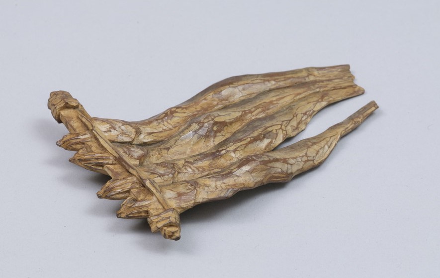 横田七郎が1930年に制作した木彫《めざし》の写真