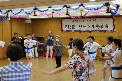 観客も参加しての民謡踊りです。