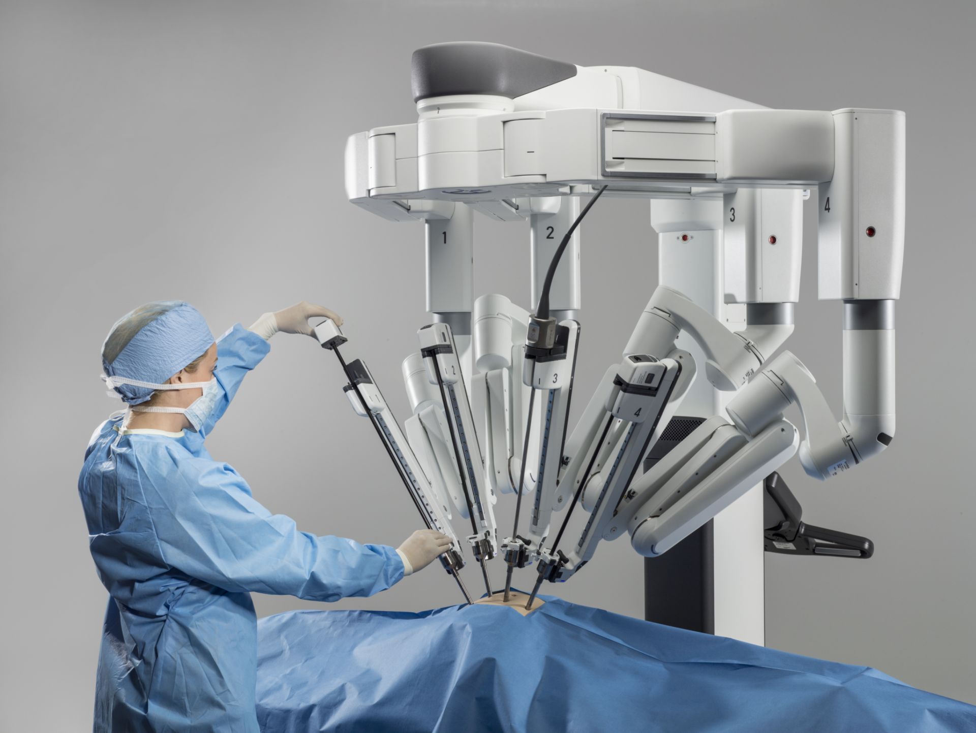 　人間に生じる手先の震えを手ぶれ補正機能で補助をします。また、ロボットアームのため、従来の手術では届かない病変にも届くようになり、より安全で精密な手術が可能です。