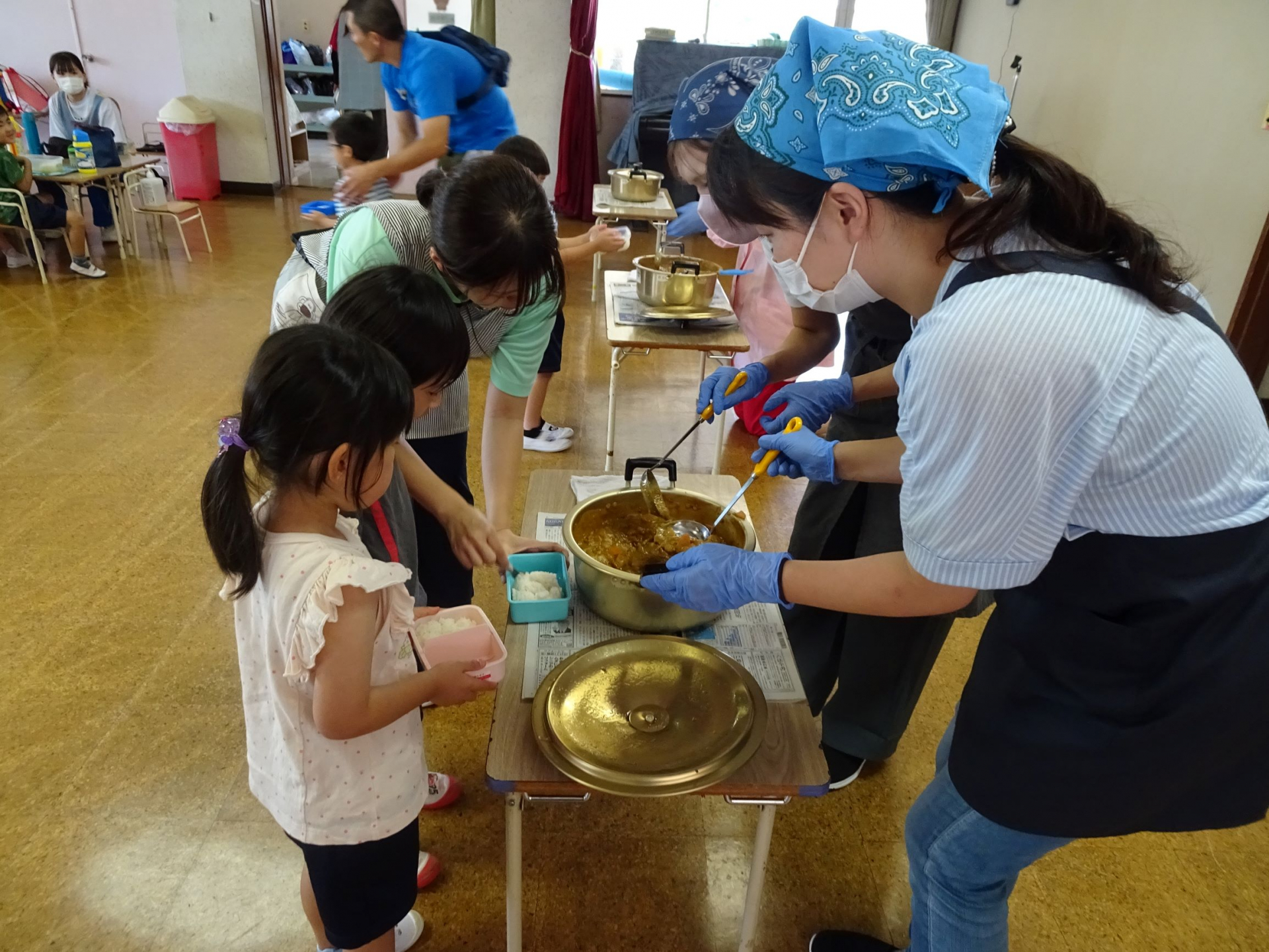 カレーパーティーで、カレーをよそってもらっているところ