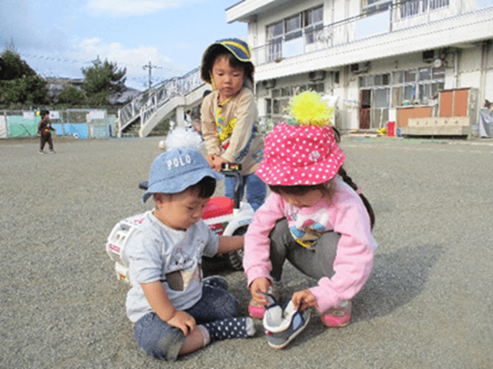 外遊びしている子どもの画像