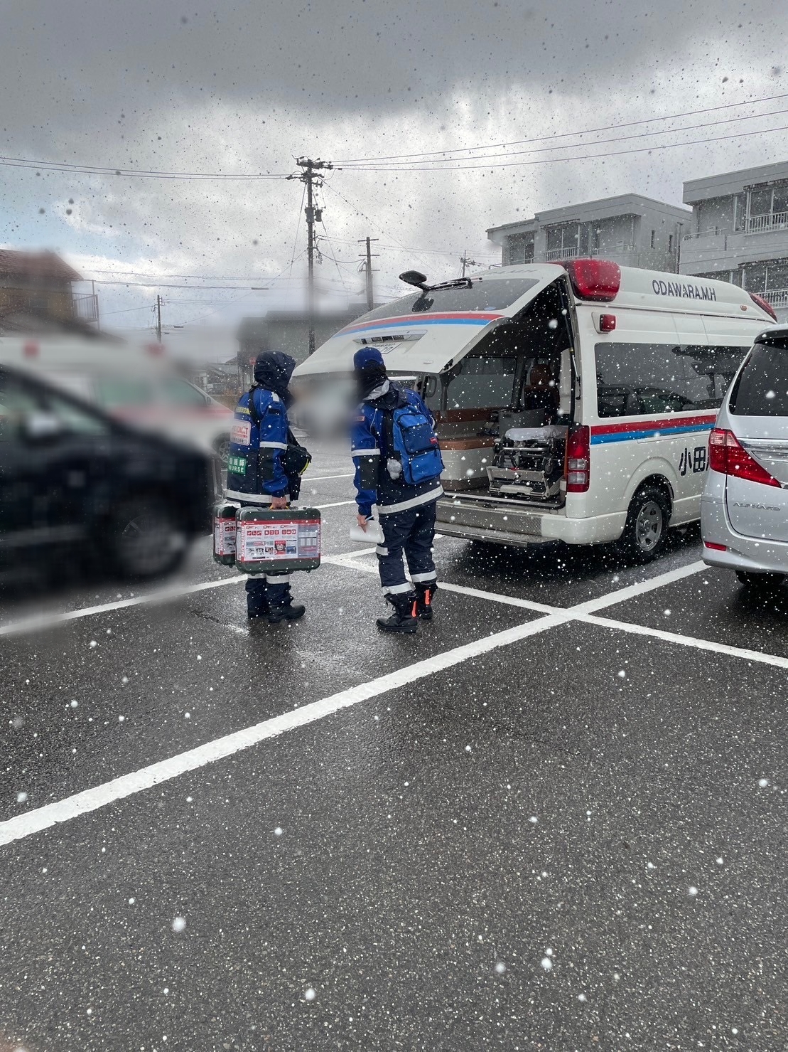 降雪のためチェーン装着準備