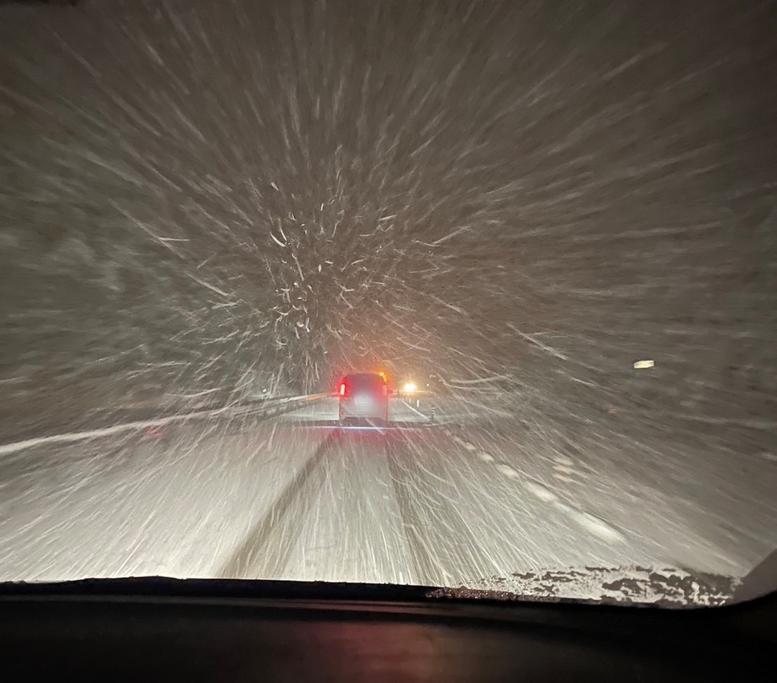 夜には吹雪に