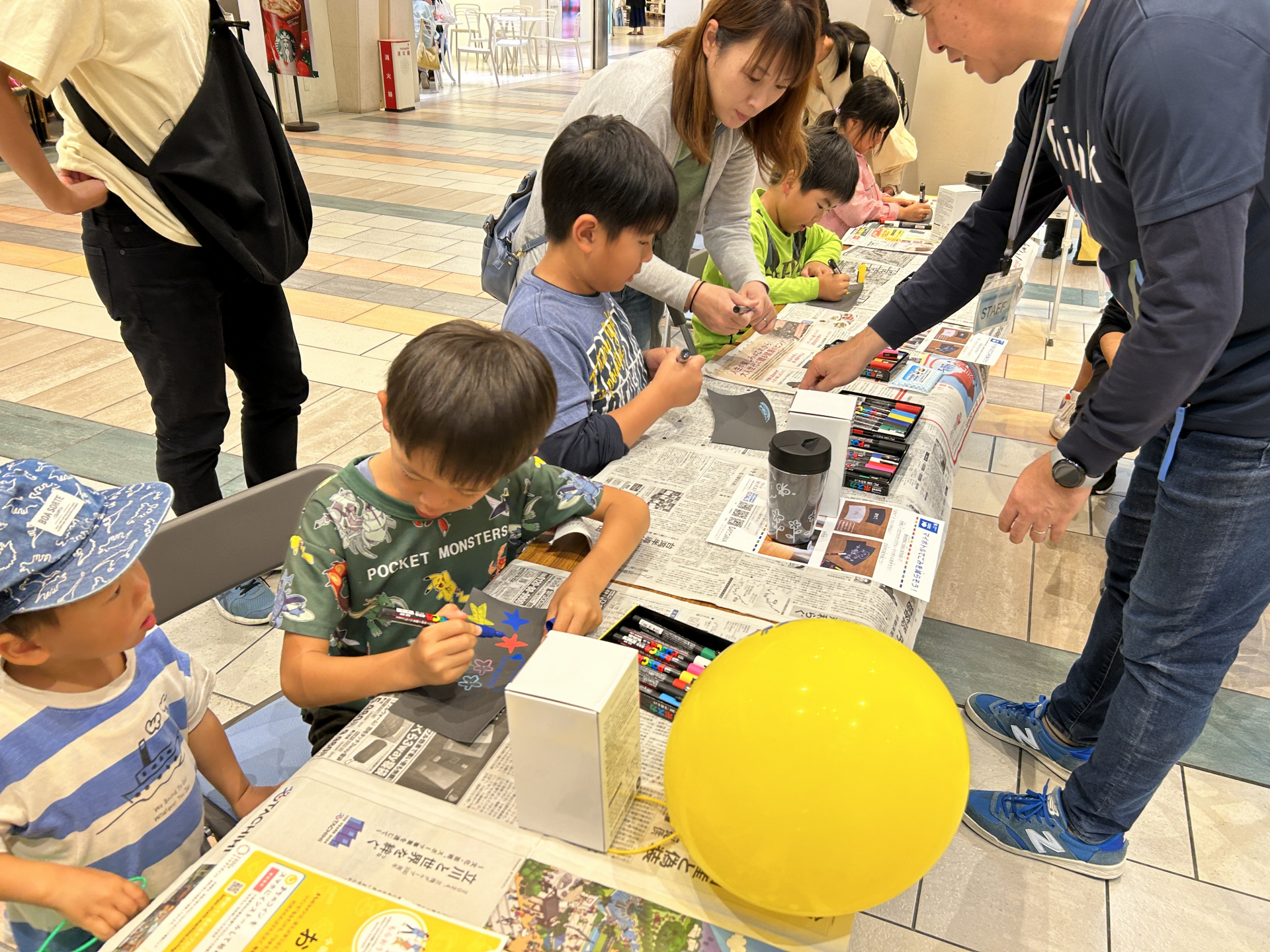 こどもたちがタンブラーづくりに様子