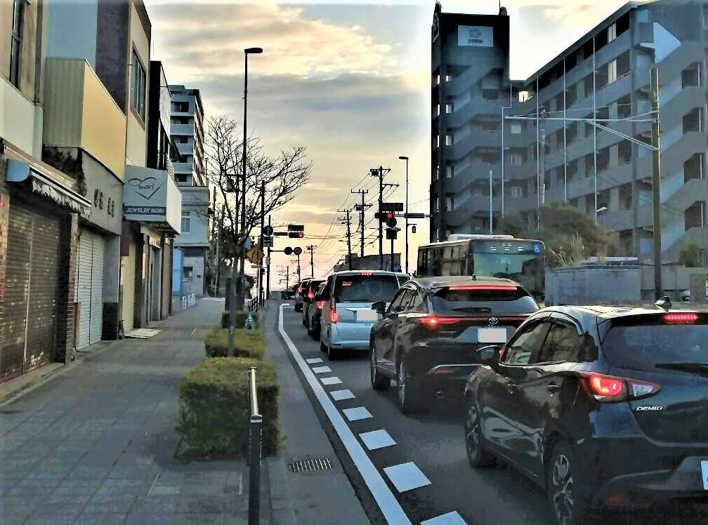 国府津駅前付近の国道1号上り線が渋滞している様子