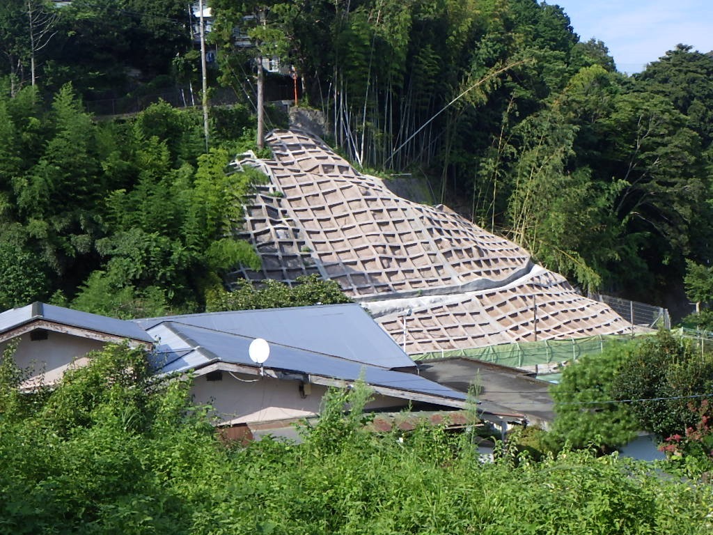 急傾斜地崩壊対策工事後の崖の様子