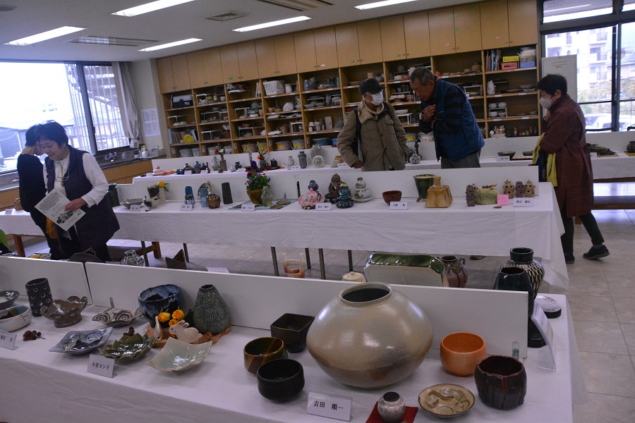 工芸室　様々な陶芸作品の展示の様子