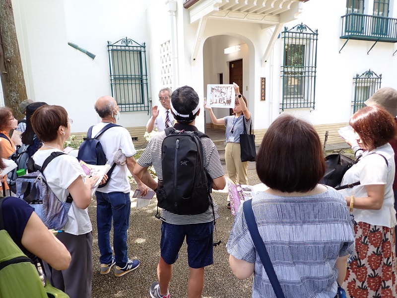 文学館での説明の様子