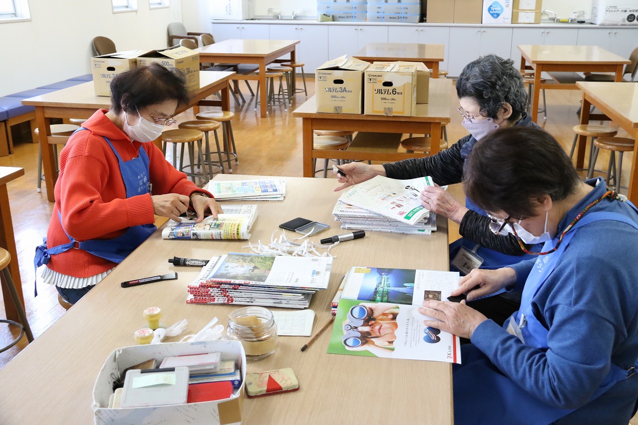 本の修理やリサイクル作業の様子