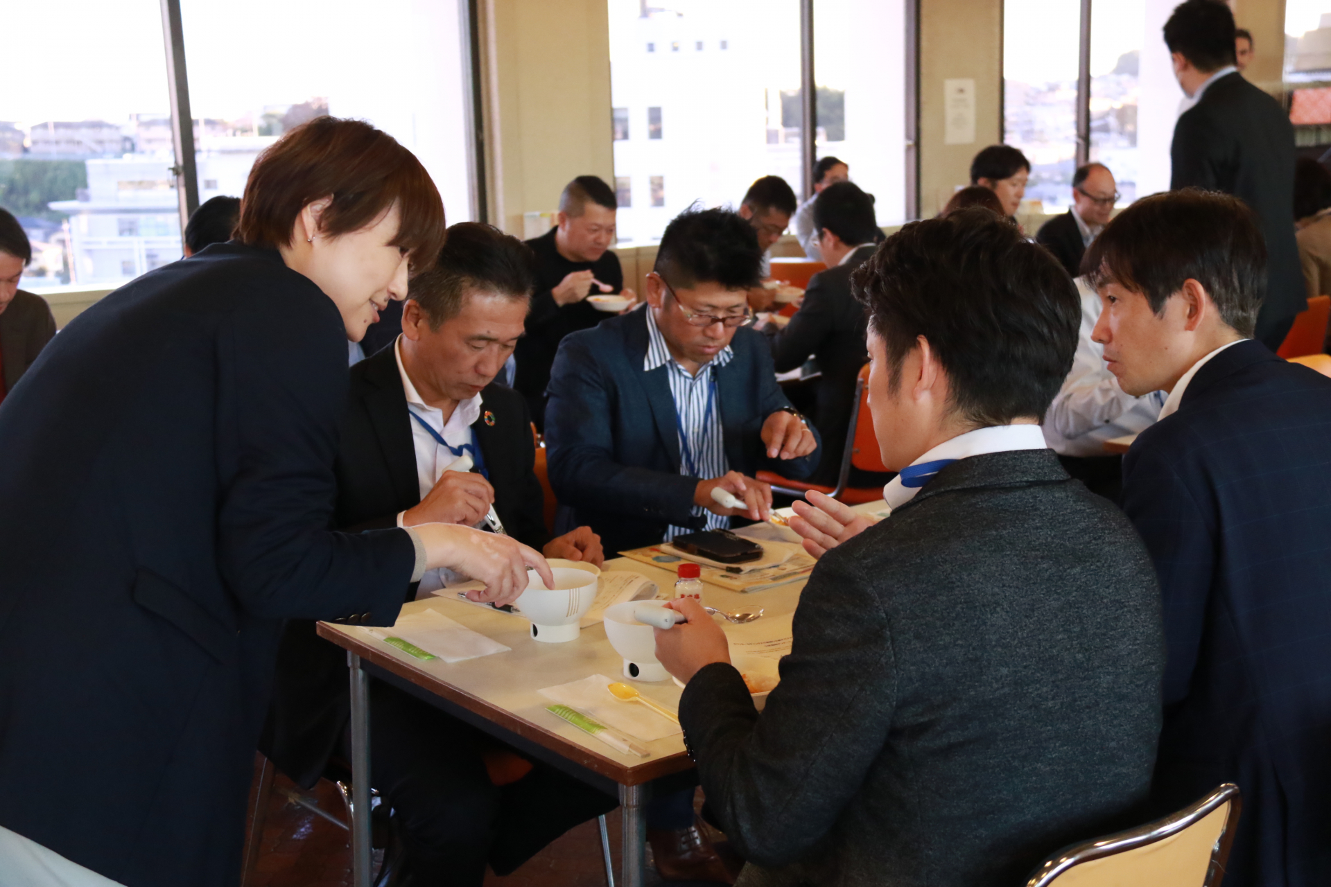 エレキソルト(スプーン)を使用しての試食の様子