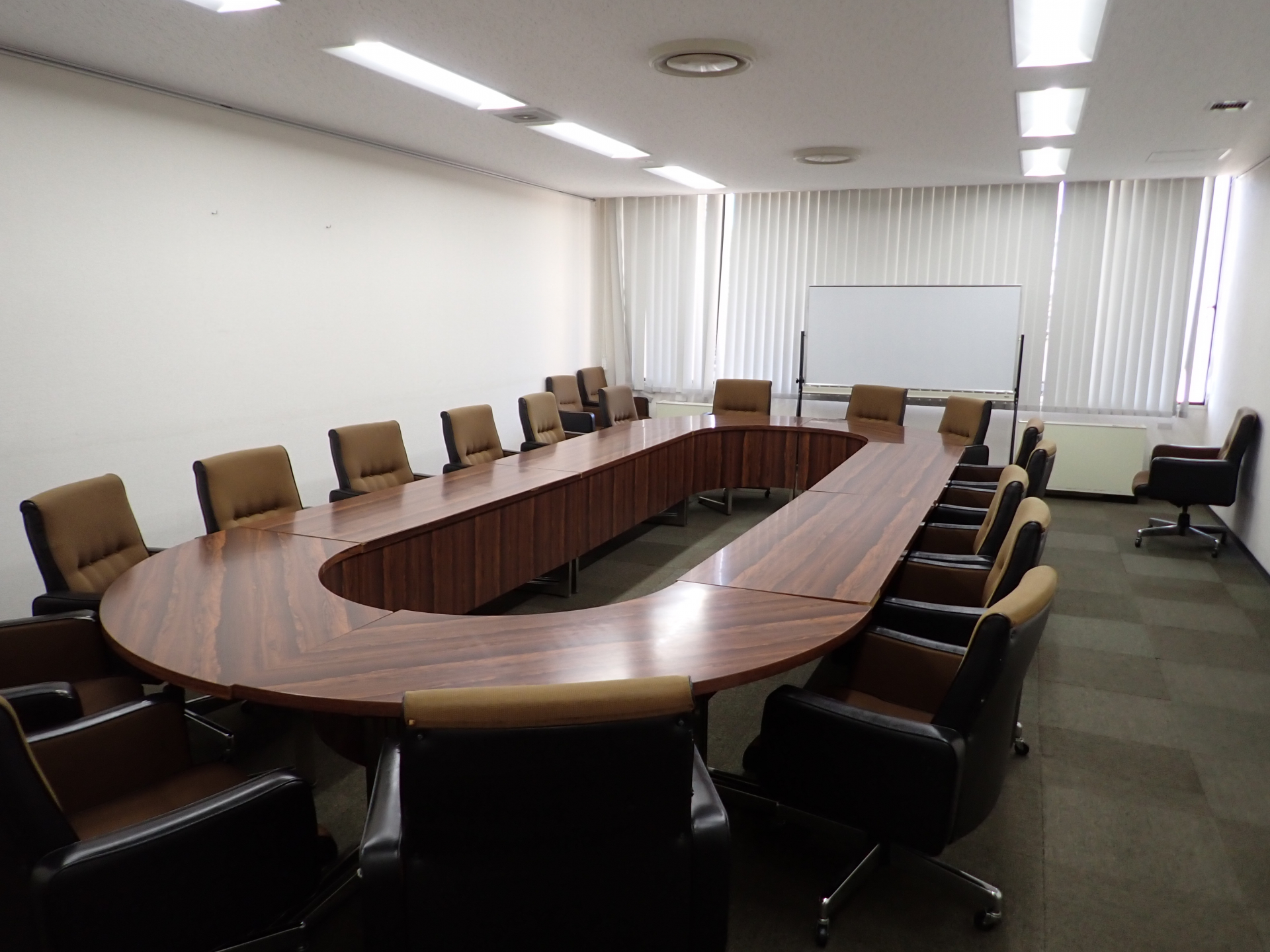 第１会議室　楕円上の会議テーブルが設置されています。