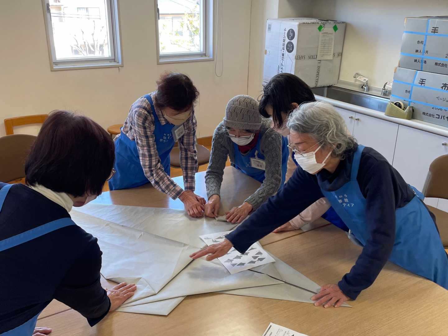 展示用の折り紙を折っている様子