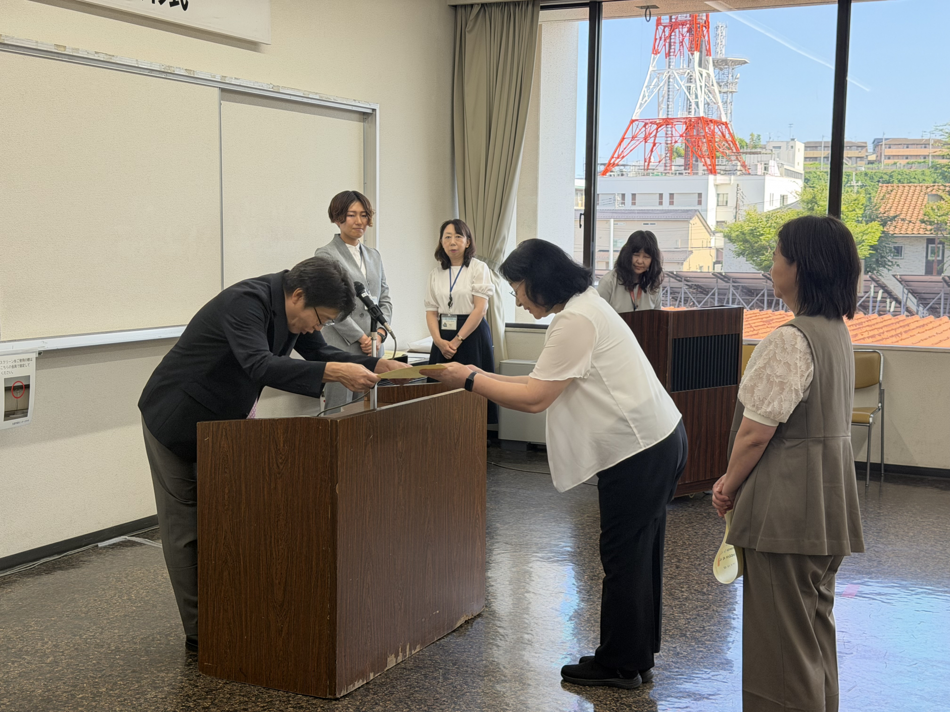 学校表彰（賞状の受け取り）