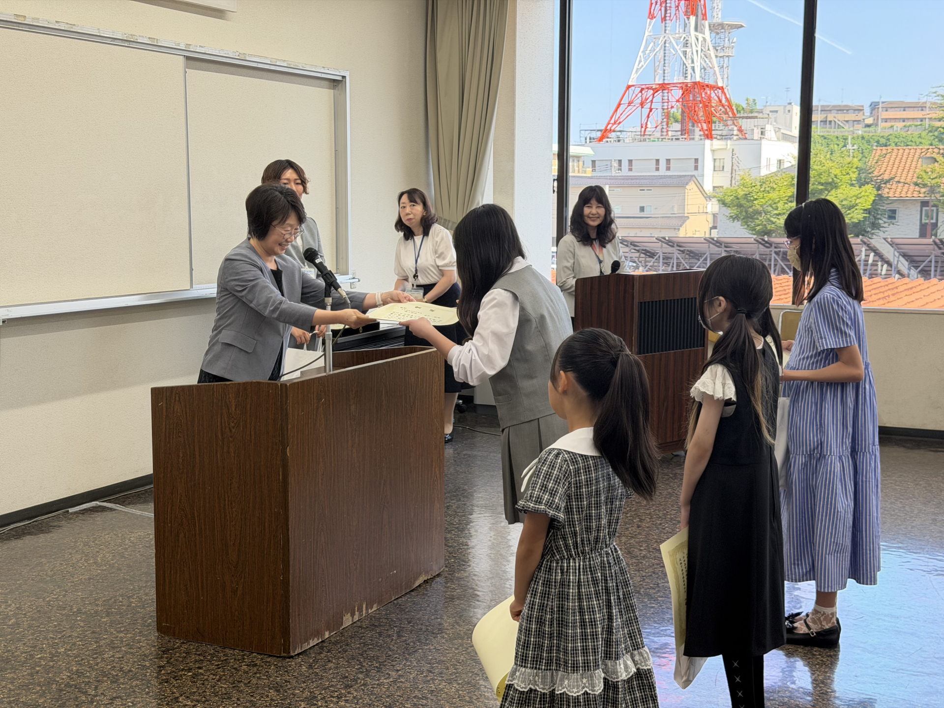 標語表彰（賞状の受け取り）