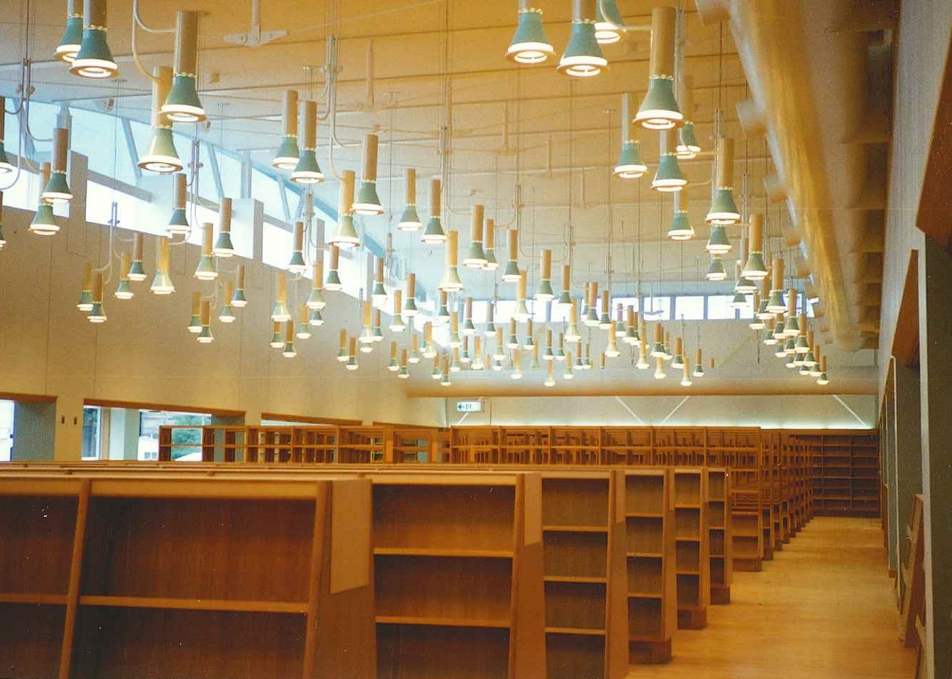 書架設置完了の様子