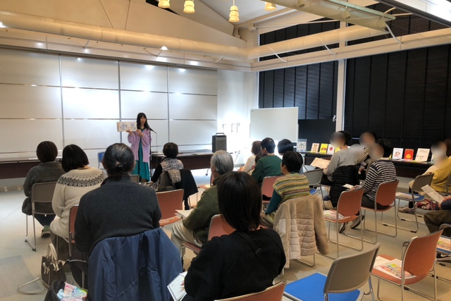 講座「子どもの心が動く 絵本の読み聞かせ」の様子