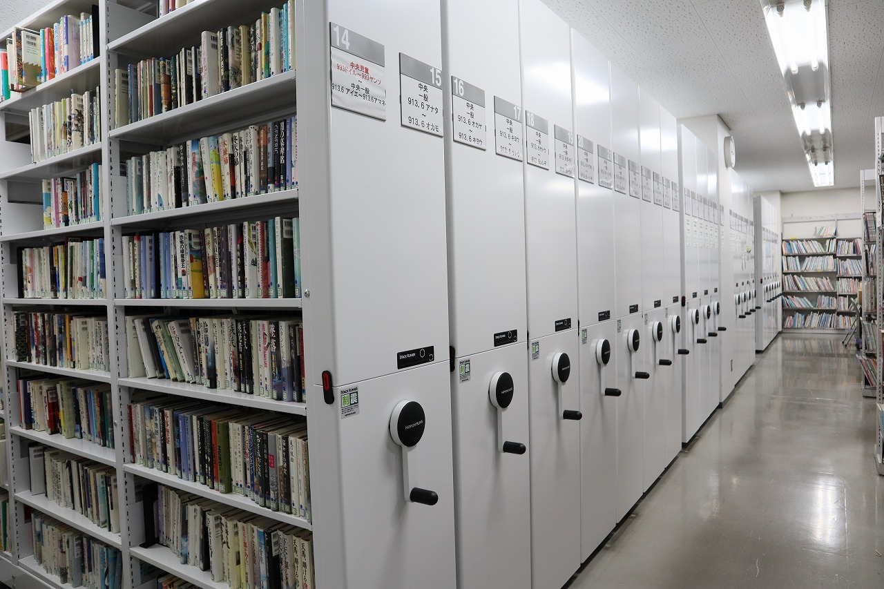 閉架書庫にある移動式書庫の様子