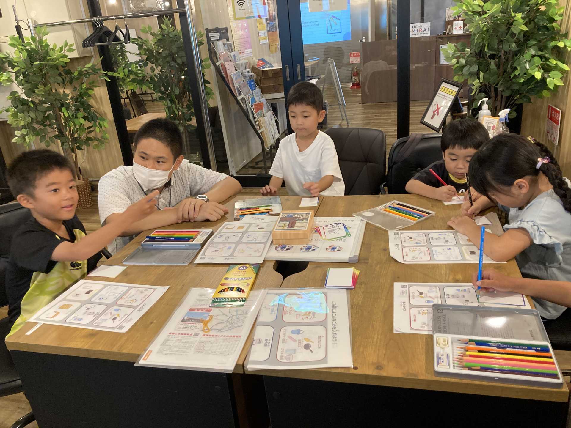 作って遊ぼう！分別ゲーム「Hokasu」（日立造船株式会社）の様子