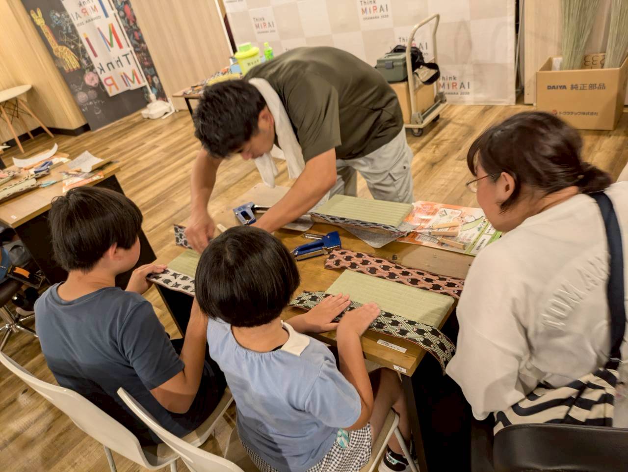 熊本産表を使用して、ミニ畳を作ろう（真壁畳店）の様子