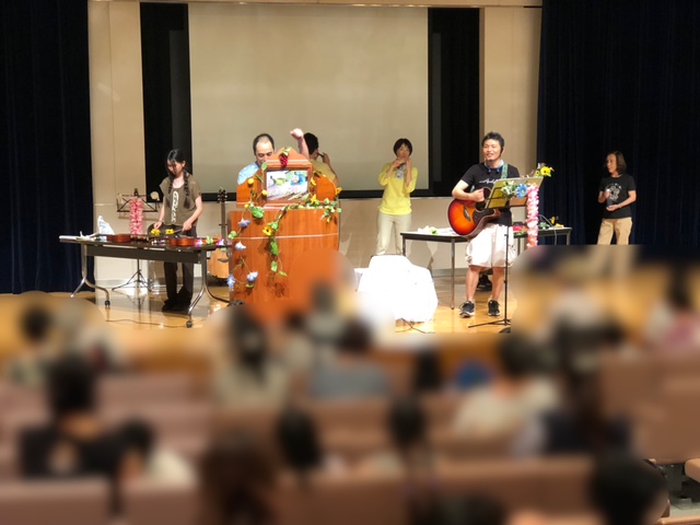 イベント「音楽に合わせて身体を動かす!紙芝居の読み聞かせ」の様子