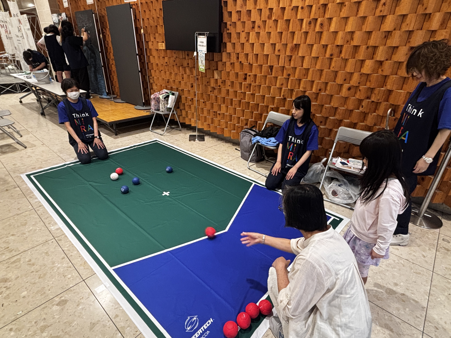 SDGs体感ブースを体験している様子