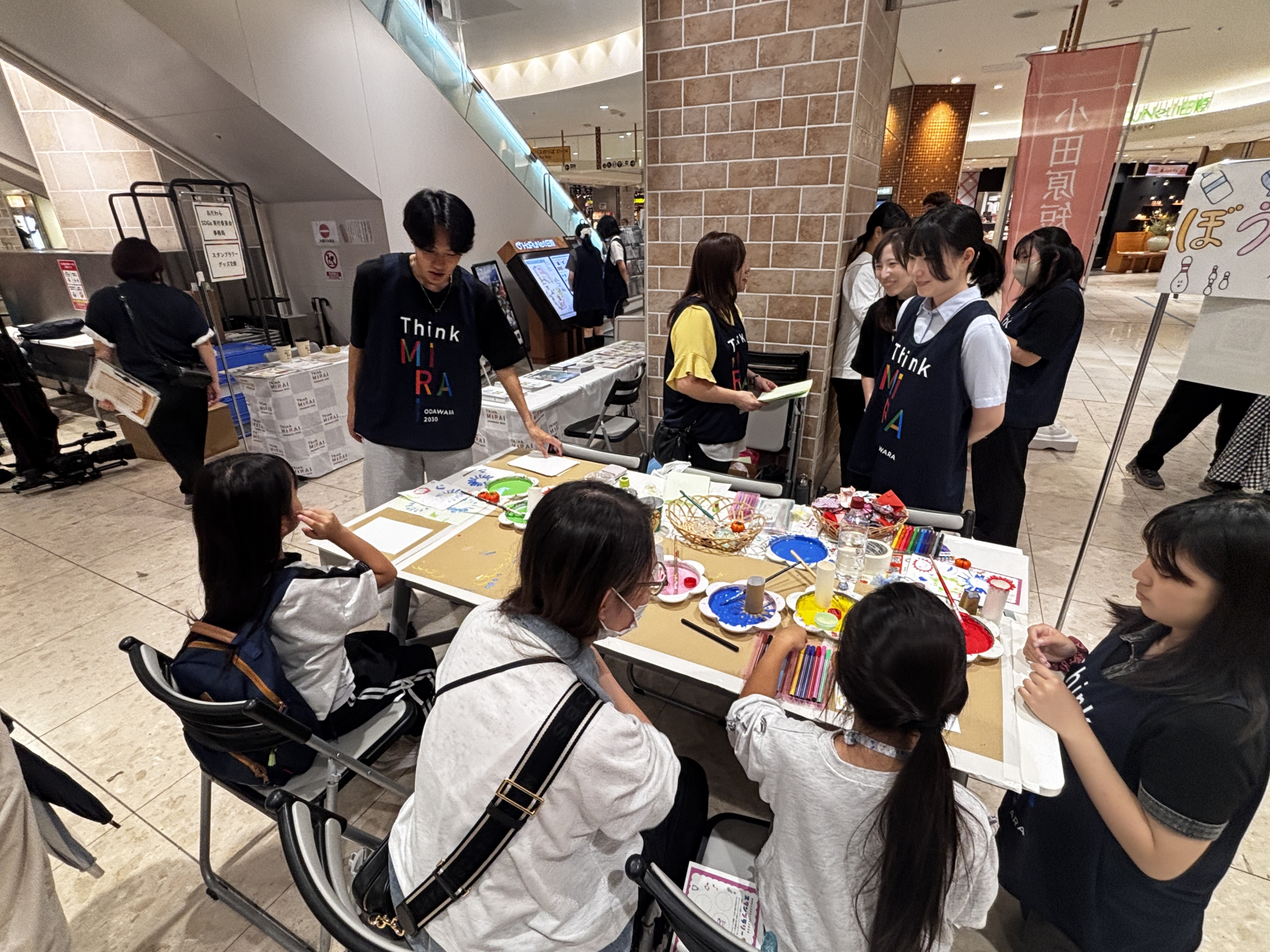 SDGs体感ブースを体験している様子