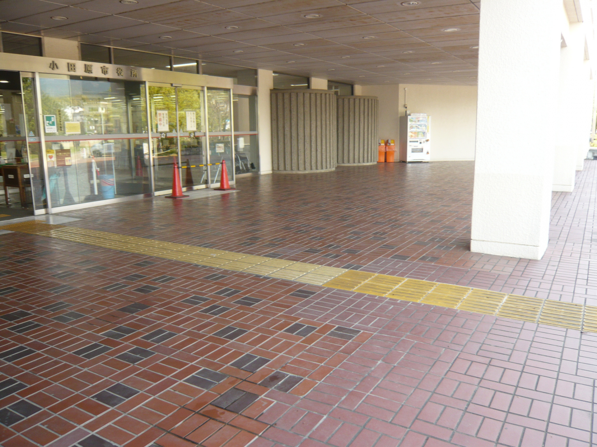D区画 正面玄関前広場・本庁舎屋根下の様子