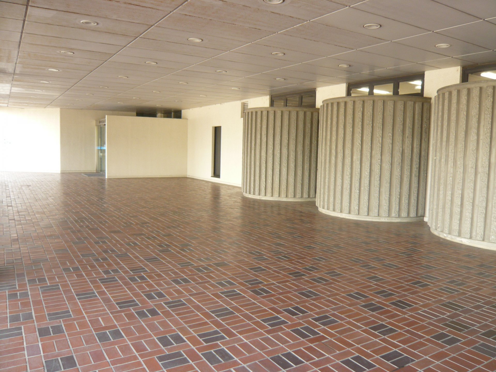 D区画 正面玄関前広場・本庁舎屋根下の様子