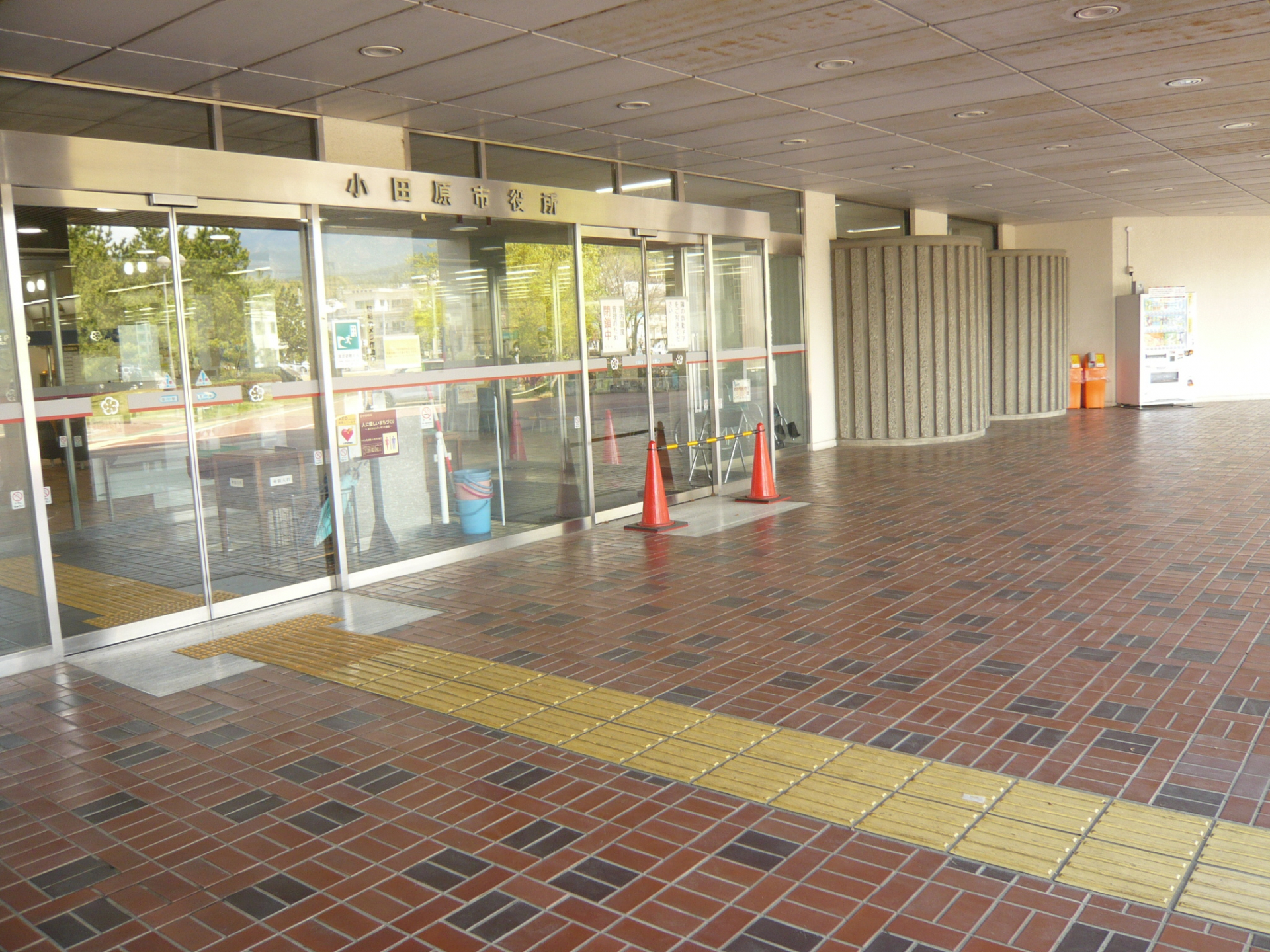 D区画 正面玄関前広場・本庁舎屋根下の様子