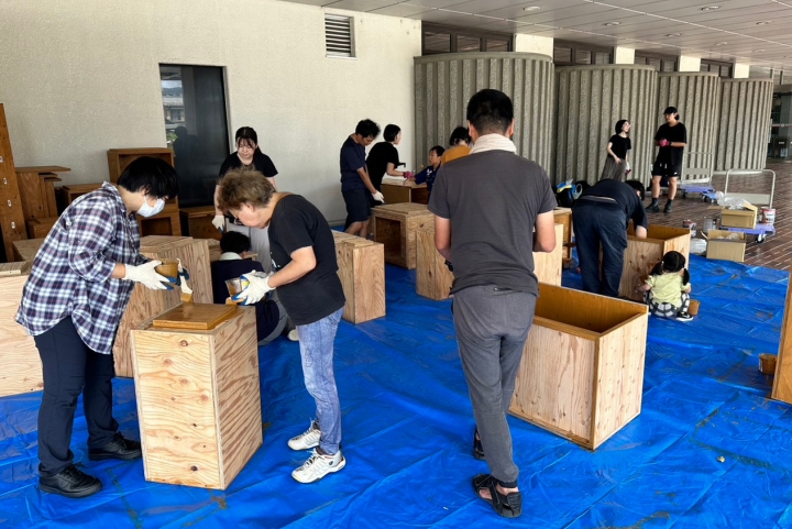 幼児から高齢者まで20名程度で塗装をしている。