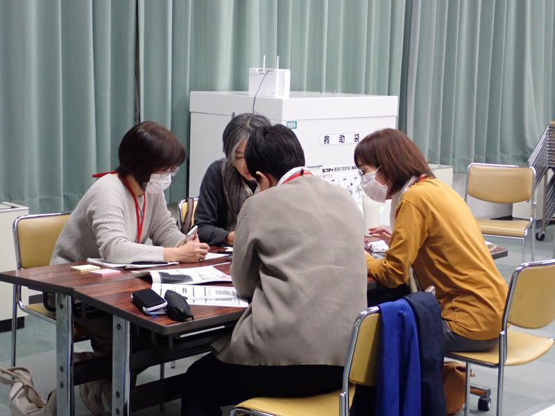 教え合いながら作品制作