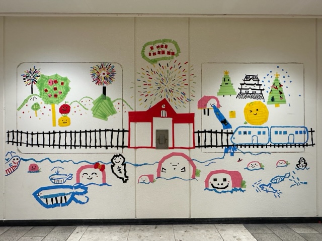 完成した壁の一部(小田原駅周辺の四季を子供がカラーテープで作成したもの)