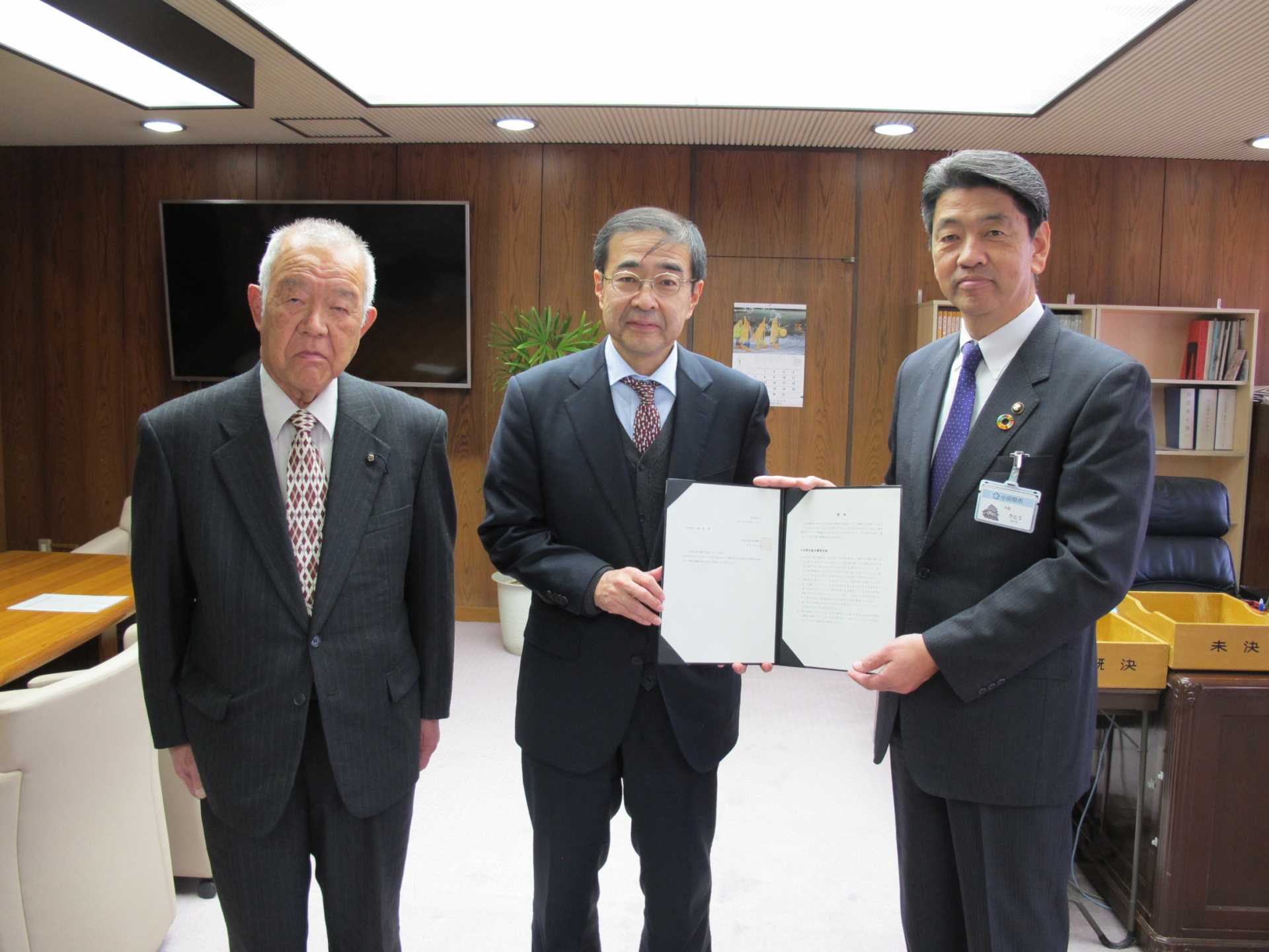 答申書手交の様子