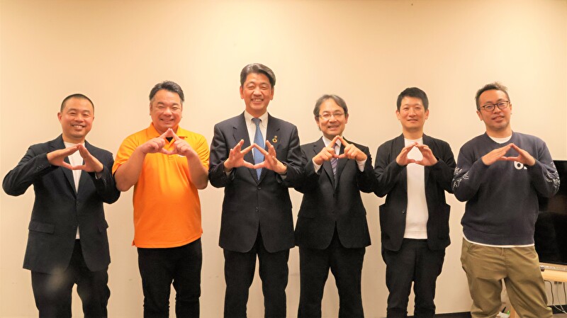 小田原地魚大作戦協議会の会員5名と市長の写真