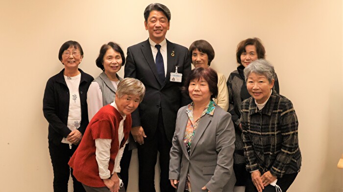 食育サポートメイトおだわら六彩会の会員7名と市長の写真